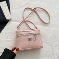 Borsa a tracolla rosa con grana litchi, chiusura argento e tracolla regolabile - Rosa