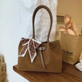 Sac fourre-tout en daim marron avec foulard floral et boucle décorative en cuir - Grand Sac Fourre-tout / Brun Sans Pendentif
