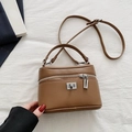 Borsa a mano in pelle marrone con chiusura a rotazione argentata e tracolla regolabile - Marrone