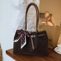 Sac cabas en daim marron foncé avec foulard décoratif sur fond de texture chic - Grand Sac Fourre-tout / Brun Sans Pendentif