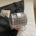 Dettaglio borsa a tracolla scozzese grigio argento con chiusura in metallo e catena moda - Argento