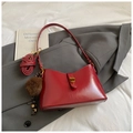 Deep burgundy tote bag detail with glossy faux leather and golden turn-lock clasp - Red with Pendant