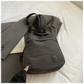 Mochila casual de nailon gris oscuro para mujer con logotipo M y textura ligera moderna - Negro