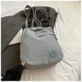 Mochila de nailon azul claro con correas ajustables y textura de tela plisada informal - Azul