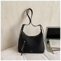 Detalle de bolso de hombro en cuero negro con cremallera plateada y costuras blancas - Negro