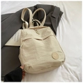 Mochila minimalista de nailon blanco crema con parche de cuero M y correas ajustables - Blanco Roto