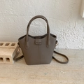 Detailansicht der Lychee-Struktur aus PU-Leder und Metallteilen der Eimertasche - Grau (Ohne Anhänger)