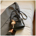 Schwarze Eimertasche mit Silberverschluss und Eiscreme-Anhänger im Detail - Schwarz mit Anhänger