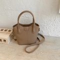 Detail der khakifarbenen Beuteltasche mit litschi-textur leder und goldener hardware - Khaki (Ohne Anhänger)
