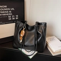 Dettaglio della borsa tote in ecopelle nera con rilievo FASHION & YM e ciondolo a nappe - Nero