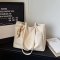 Dettaglio della borsa tote color panna con logo FASHION & YM e ciondolo in perle di legno - Bianco Sporco