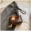 Dunkelbraune minimalistische Beuteltasche mit verstellbarem Riemen und Eichel-Anhänger-Deko - Kaffee mit Anhänger
