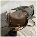 Dunkelbraune Handtasche aus Leder mit Litschimuster und silbernem Sternanhänger - 21x16x9.5cm / Braun