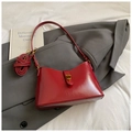 Elegante bolso tote rojo de cuero sintético con hebilla dorada sobre un blazer gris - 24*9.5*16 / Rojo