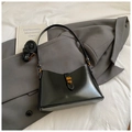 Bolso tote negro minimalista en cuero brillante con cierre dorado y correa - 24*9.5*16 / Negro