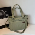 Olijfgroene nylon draagtas met lederen logo en verstelbare schouderriem voor dames - Groen