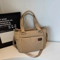 Minimalistische beige nylon draagtas met meerdere zakken en afneembare schouderriem - Khaki
