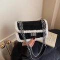 Schicke schwarze Wildledertasche mit weißem Kunstpelzbesatz und silberner Kette - Schwarz