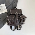 Sac à dos vintage en similicuir marron foncé avec clous argentés et poches avant - Marron