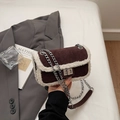 Elegante burgunderrote gesteppte Wildledertasche mit weißem Kunstfellbesatz und Silberkette - Braun