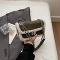 Olivgrüne gesteppte quadratische Handtasche mit weißem Kunstpelz und Silberkette - Grün