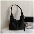 Bolso hobo minimalista negro mate con costuras en contraste y gran capacidad interior - Negro
