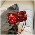 Sac à épaule rétro rouge à pois avec poches avant et petit charme de coeur - Rouge