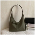Bolso hobo verde oliva de cuero sintético mate con costuras blancas en contraste y mini - Verde