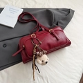 Bolso vintage rojo oscuro tipo bowling con colgante de oso de peluche y hebillas - Con Colgante / Rojo