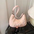 Bolso hobo de encaje rosa con bordado de mariposa 3D y correa de cuero ajustable - Rosa