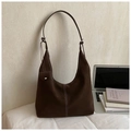 Bolso tote de ante marrón oscuro con costuras blancas y mini estuche en oficina minimalista - Marrón