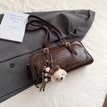 Bolso de hombro bowling retro marrón oscuro con colgante de perro y cuentas de colores - Con Colgante / Marrón