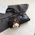 Bolso bowling vintage negro de cuero encerado con un tierno colgante de perro de peluche - Con Colgante / Negro
