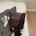 Modische dunkelbraune Leder Beuteltasche mit Goldanhänger und verstellbarem Schultergurt - Kaffee mit Anhänger