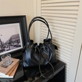 Elegante borsa tote in pelle nera lucida con chiusura a coulisse e spalline sottili - Nero