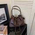 Borsa tote vintage in ecopelle marrone scuro con ciondolo a stella e doppi manici sottili - Marrone