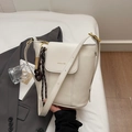 Minimalistische beige Beuteltasche mit verstellbarem Gurt und dekorativem Anhänger - Weiß mit Anhänger