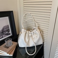 Borsa a secchiello beige in ecopelle con coulisse, ciondolo a stella e manici - Bianco