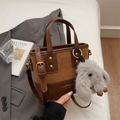 Retro-Eimertasche in Braun aus Wildleder und Glattleder mit Plüsch-Hasenanhänger - Braun mit Anhänger