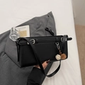Borsa a tracolla minimalista in pelle nera da donna con charm a pompon bicolore - Nero