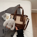 Retro-Minitote in Creme und Braun mit verstellbarem Riemen und Plüsch-Hasenanhänger - Beige Mit Anhänger