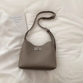 Dettaglio della pelle martellata color talpa e della fibbia argentata sulla borsa hobo - Grigio