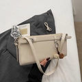 Borsa sottobraccio vintage color crema con fibbie argento e ciondolo pompon morbido - Bianco Sporco