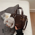 Retro dunkelbraune Lederbeuteltasche mit Plüschhasen-Anhänger und Tragegriffen oben - Kaffee mit Anhänger