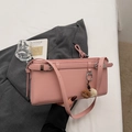 Borsa a tracolla rettangolare in pelle PU rosa con fibbia argentata e ciondolo decorativo - Rosa