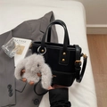 Schicke schwarze Handtasche aus Kunstleder mit Goldbeschlägen und grauem Hasenanhänger - Schwarz mit Anhänger