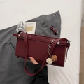 Borsa a spalla bordeaux vintage capiente con ciondoli a sfera di peluche e tracolla - Borgogna