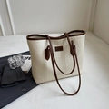 Modische beige und braune Tragetasche mit Karomuster und eleganter Reliefstruktur - Weiß mit braunem Besatz