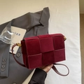 Sac bandoulière rouge foncé en daim avec motif tressé et boucle en métal doré - Rouge