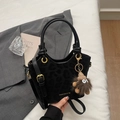 Schicke schwarze Leoparden-Samt-Beuteltasche mit Plüsch-Anhänger und Gold-Hardware - Schwarz